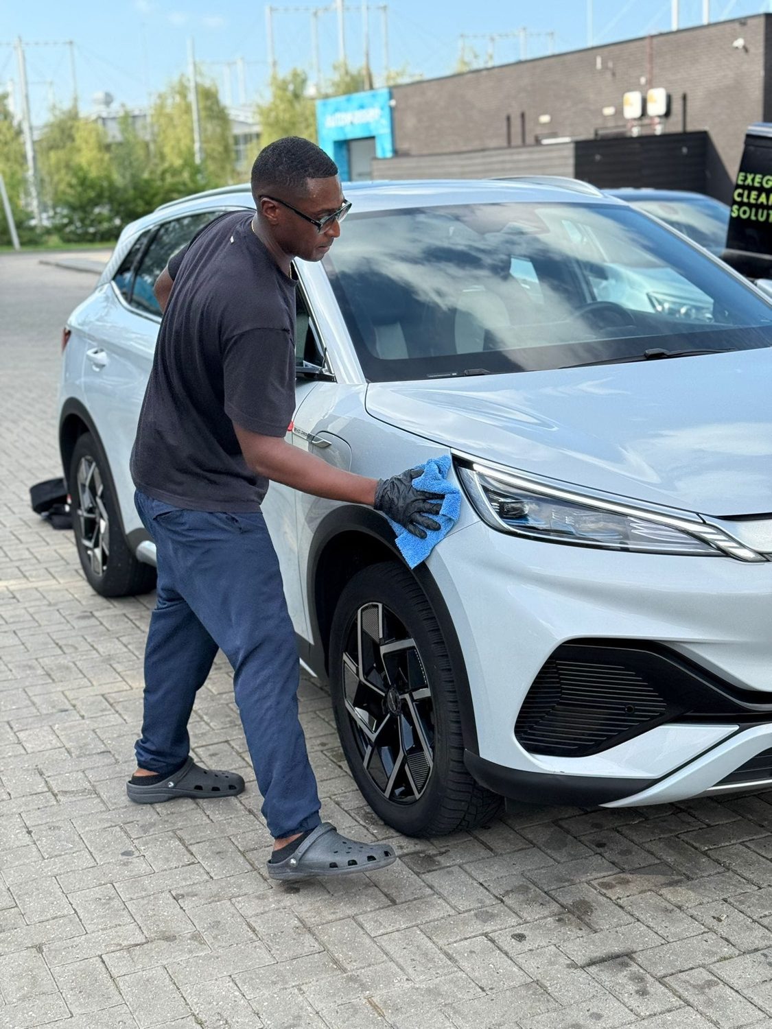Auto exterieur — detailing aan de hand