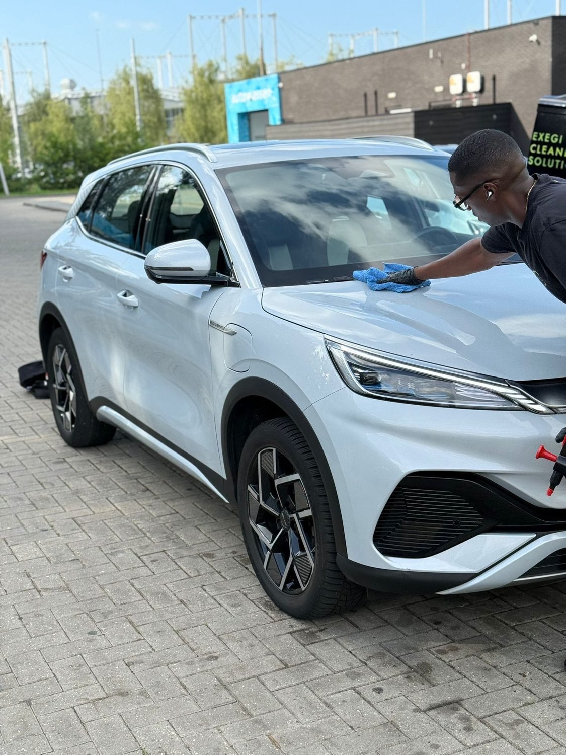 Auto exterieur — motorkap glansafwerking