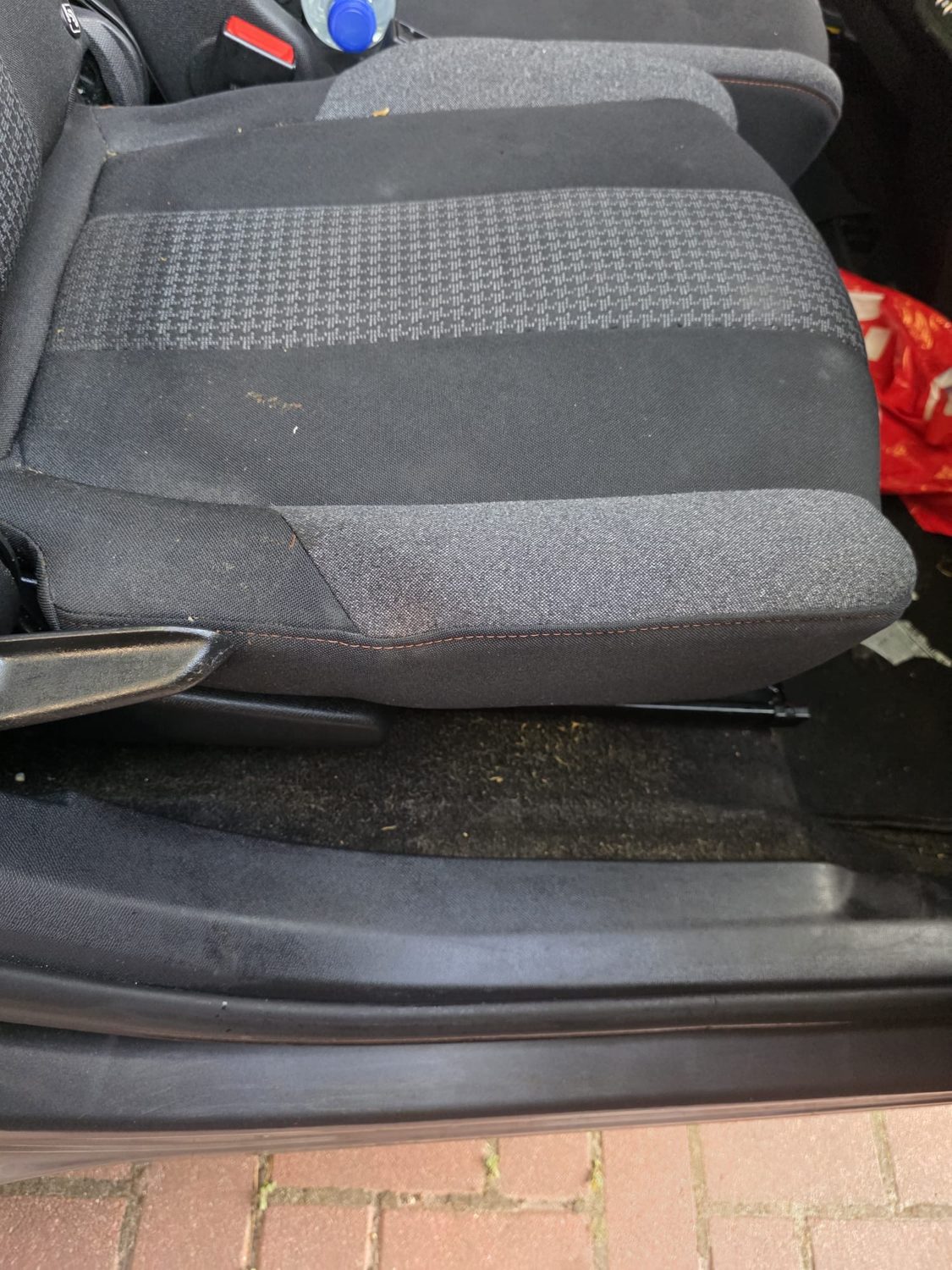 Auto interieur — stoel en drempel